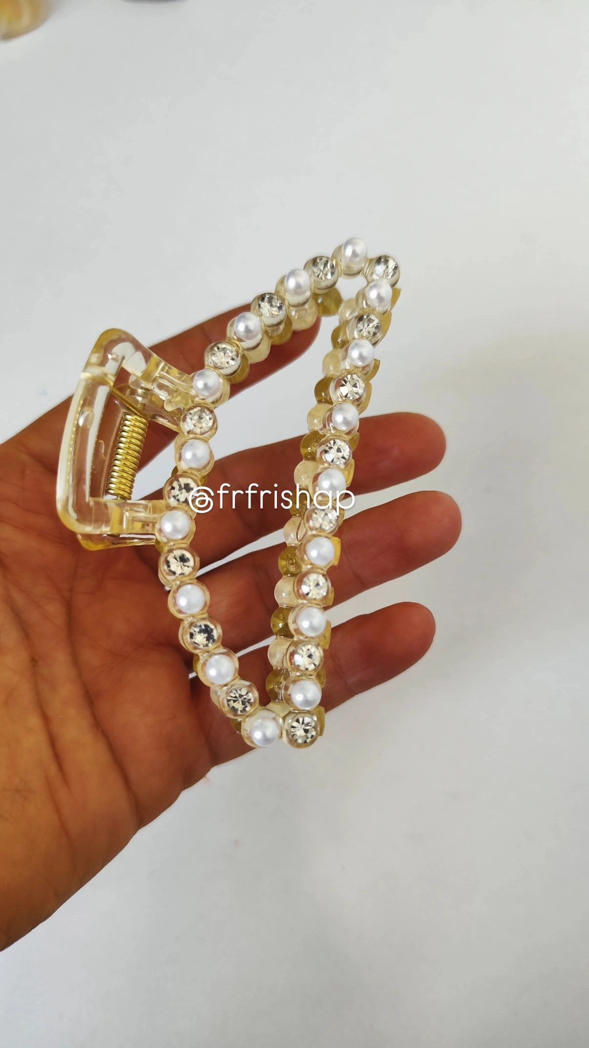 کلیپس شیشه ای طرح هلالی مروارید کاری